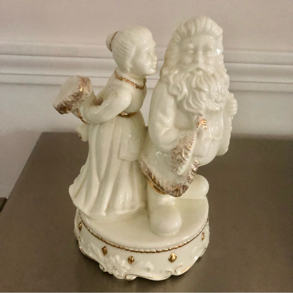 Vintage Santa and Mrs Claus Music Box